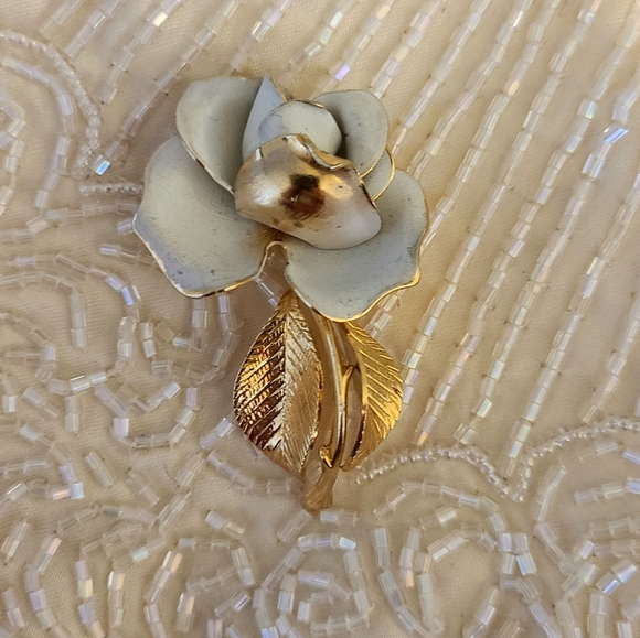 RARE VINTAGE WHITE & GOLD FLOWER PIN/BROOCH - Picture 3 of 7